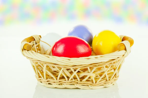 Πολύχρωμα αυγά Πάσχα σε ένα καλάθι — Φωτογραφία Αρχείου
