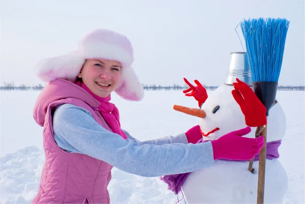 Tienermeisje met sneeuwpop — Stockfoto
