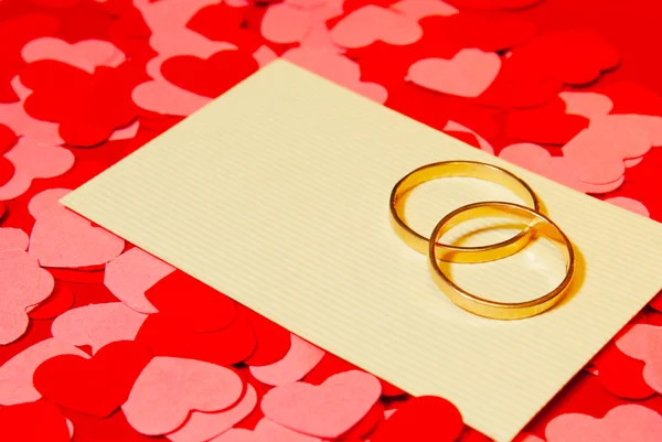 İki yüzük ve bir kart ile evlenme teklifi — Stok fotoğraf