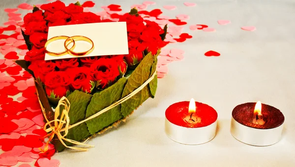 Dois anéis e um cartão em branco com duas velas — Fotografia de Stock