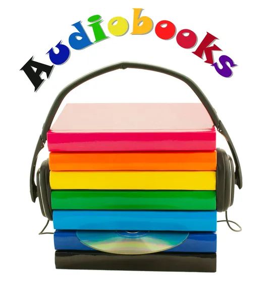 Стек книг та навушників концепція аудіокниг — стокове фото