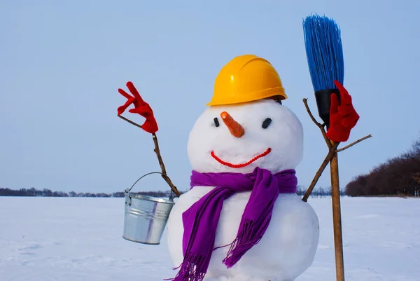 Eenzame sneeuwpop op een besneeuwde veld — Stockfoto