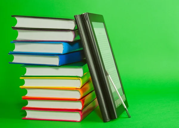 Electronic book reader with stack of printed books — Stock Photo, Image