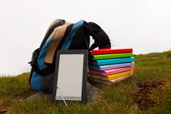 Stapel bunter Bücher und elektronischer Lesegeräte — Stockfoto