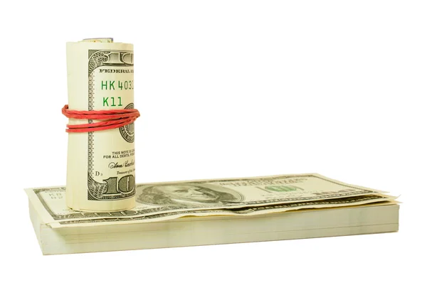 Rollo de dólares estadounidenses atado con goma en la pila de billetes — Foto de Stock