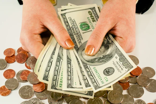 Mâinile unei femei cu bancnote de 100 de dolari — Fotografie, imagine de stoc