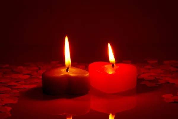 Dvě hořící svíčky ve tvaru srdce — Stock fotografie
