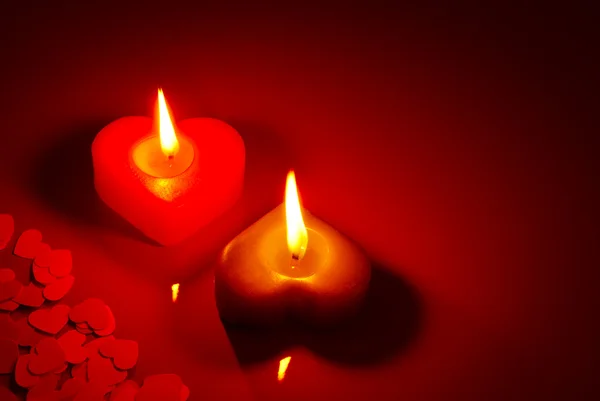 Zwei brennende herzförmige Kerzen — Stockfoto