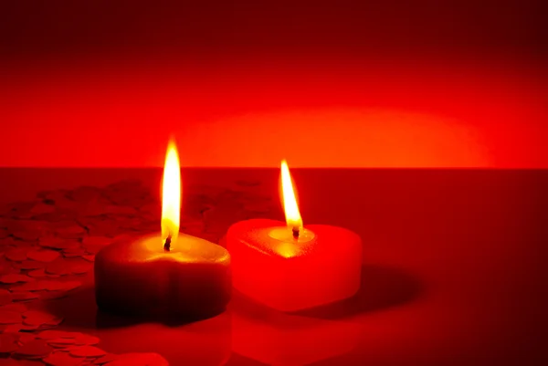 Deux bougies brûlantes en forme de coeur — Photo
