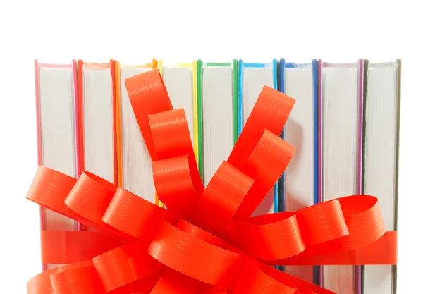 Rij van kleurrijke boeken vastgebonden met lint — Stockfoto