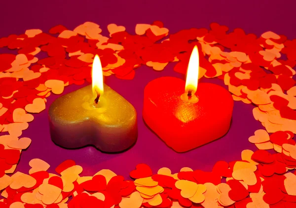 Dos velas ardientes en forma de corazón —  Fotos de Stock