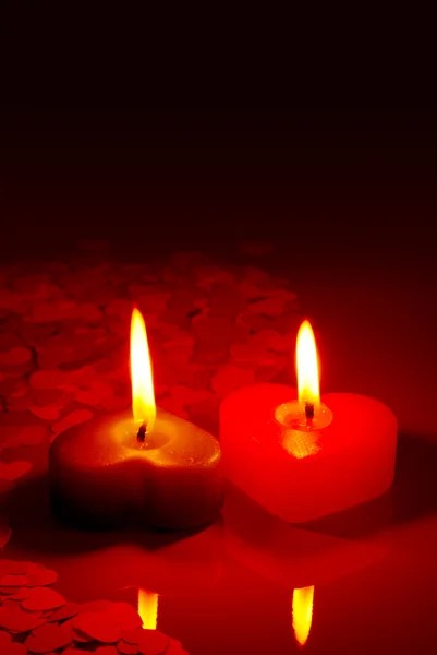 两个燃烧心形蜡烛 — 图库照片