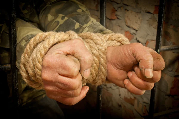 Homem com as mãos amarradas com corda — Fotografia de Stock