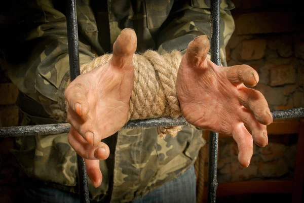 Homem com as mãos amarradas com corda — Fotografia de Stock