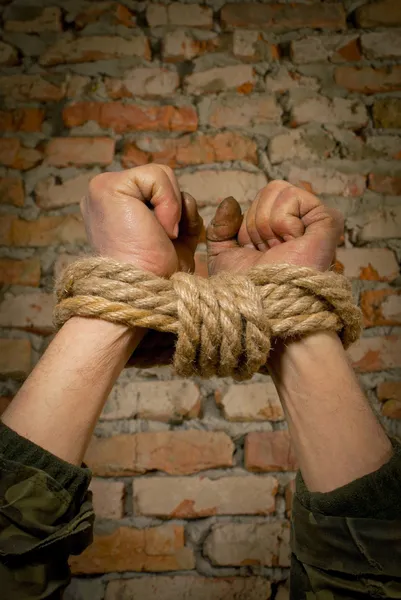 Руки пов'язані мотузкою — стокове фото