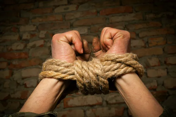 Руки людини пов'язані мотузкою Ліцензійні Стокові Зображення