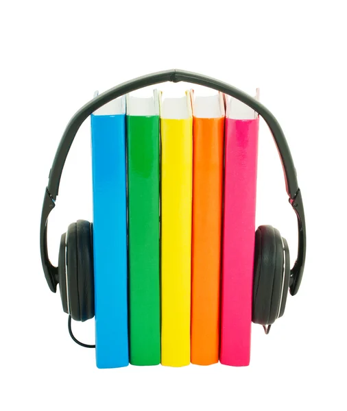 Fila de livros e fones de ouvido - Conceito de audiolivros — Fotografia de Stock
