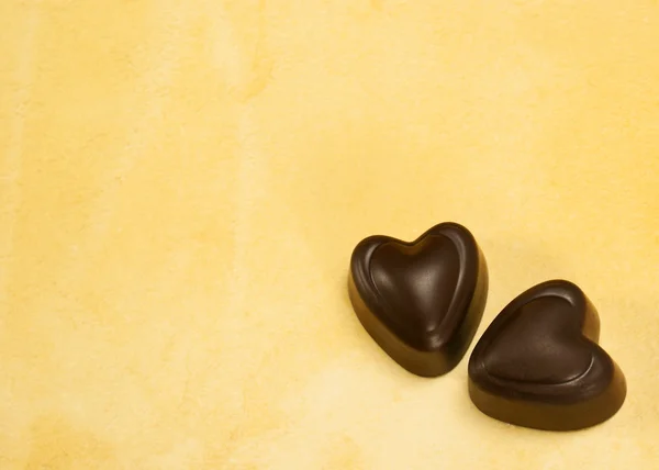 Čokoládové bonbony ve tvaru dvě srdce — Stock fotografie