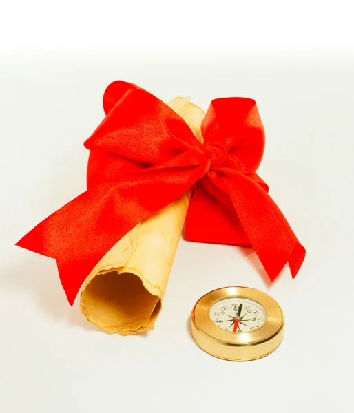 Oude scroll vastgebonden door rood lint en kompas — Stockfoto