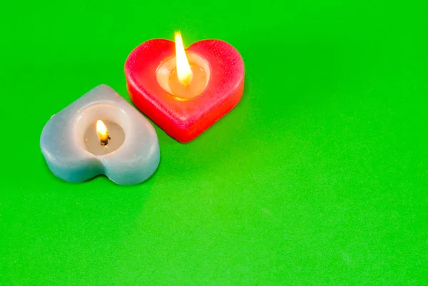 Zwei brennende, herzförmige Kerzen — Stockfoto
