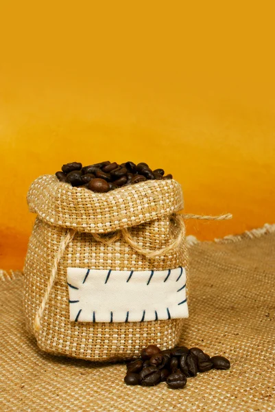 Saco com grãos de café torrados — Fotografia de Stock
