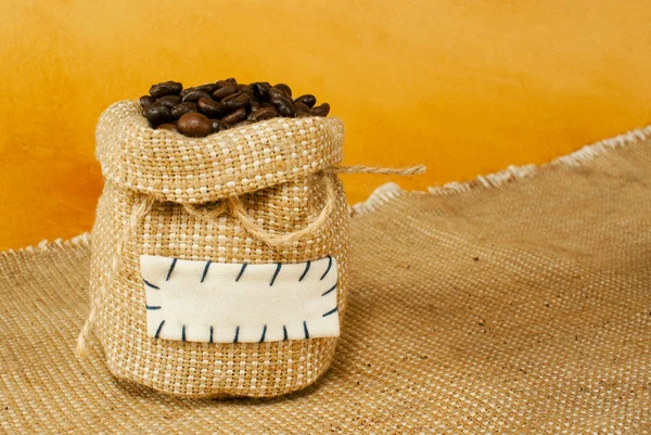 Saco com grãos de café torrados — Fotografia de Stock