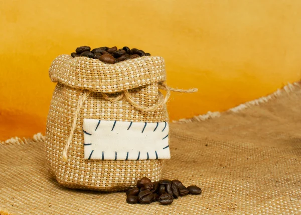 焙煎コーヒー豆を袋します。 — ストック写真