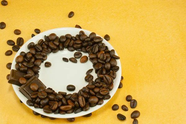 Farfurie cu boabe de cafea și batoane de ciocolată — Fotografie, imagine de stoc