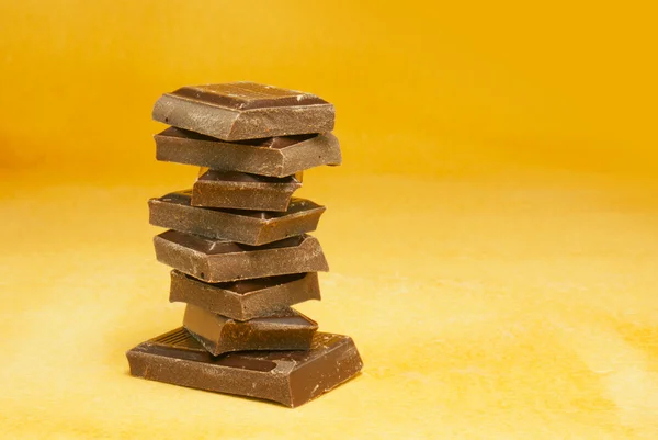 Schokolade in Riegel gestapelt — Stockfoto