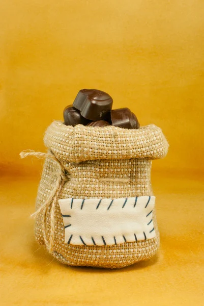 Säckchen voller herzförmiger Schokoladenbonbons — Stockfoto