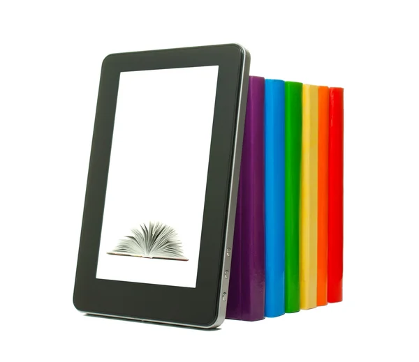 Řada barevných knihy a tablet pc — Stock fotografie