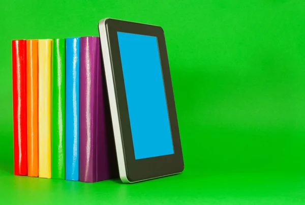 Rij van kleurrijke boeken en tablet pc — Stockfoto