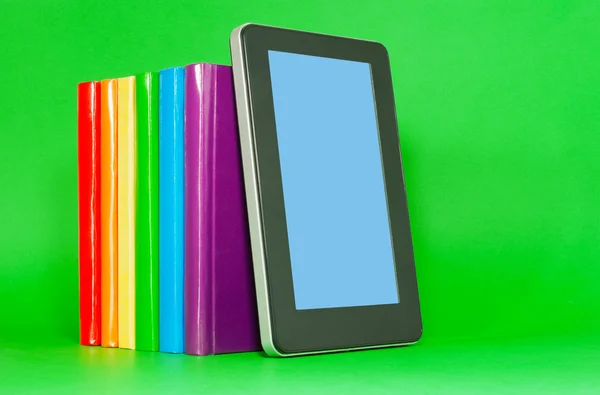 Ряд красочных книг и планшетных компьютеров — стоковое фото