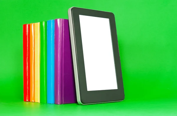 Reihe bunter Bücher und Tablet-PC — Stockfoto