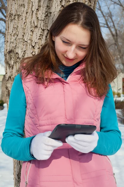 E-kitap okuyucu bir park ile genç kız — Stok fotoğraf