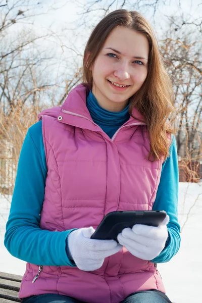 Chica adolescente con lector de libros electrónicos en un parque —  Fotos de Stock