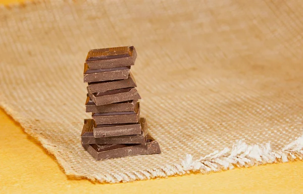 Schokolade in Riegel gestapelt — Stockfoto