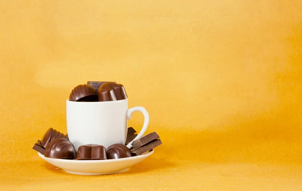 Tasse voll mit Schokoladenbonbons — Stockfoto