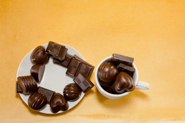 Copo cheio de doces de chocolate — Fotografia de Stock
