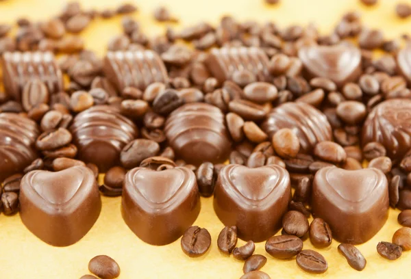 Herzförmige Schokoladenbonbons und Kaffeebohnen — Stockfoto