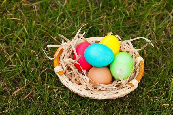 Корзина с разноцветными пасхальными яйцами — стоковое фото