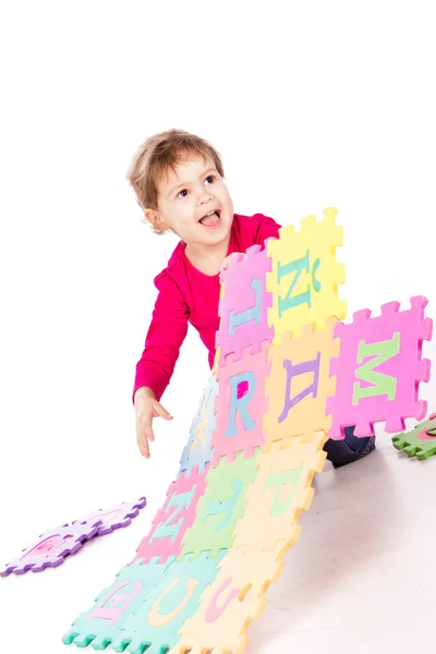 Petite fille mignonne résolution alphabet puzzle — Photo