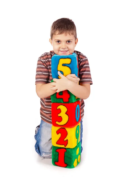 Niño feliz sosteniendo bloques con números —  Fotos de Stock