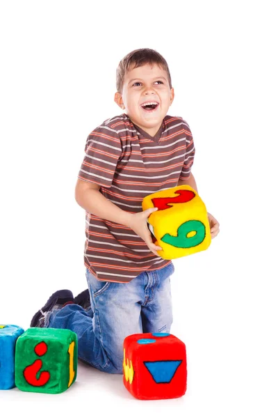 เด็กชายที่มีความสุขถือบล็อกที่มีตัวเลข — ภาพถ่ายสต็อก