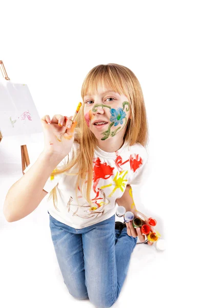 Vacker liten flicka med händerna målade i färgglada färger — Stockfoto