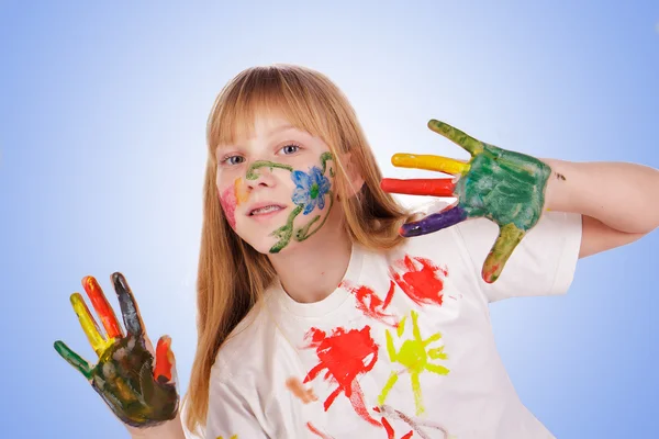 Hermosa niña con las manos pintadas en pinturas de colores — Foto de Stock