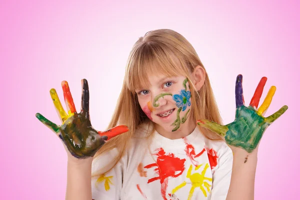 Renkli boya boyalı ellerle güzel küçük bir kız — Stok fotoğraf
