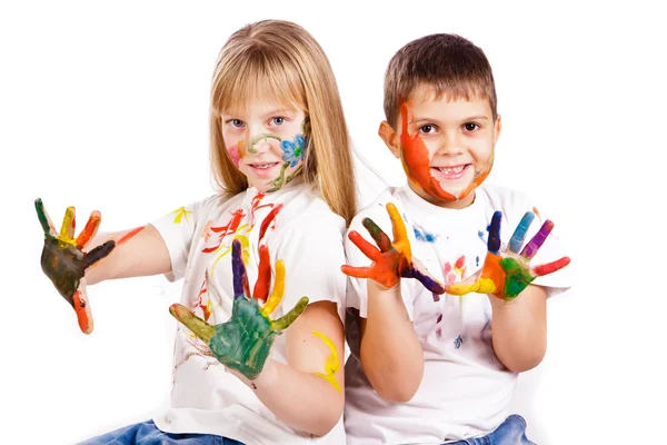 Enfants heureux avec les mains peintes dans des peintures colorées — Photo