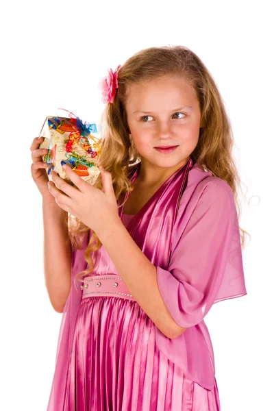 Vacker liten flicka med presenterar — Stockfoto