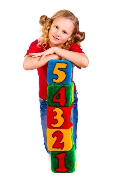 Щаслива дівчина тримає блоки з цифрами — стокове фото